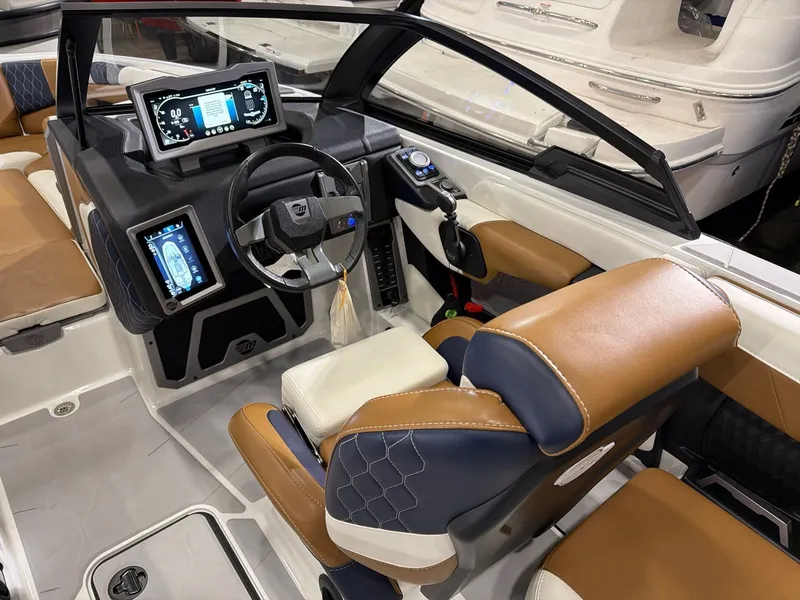 Slide: The Image of Malibu M220 2023 - 10