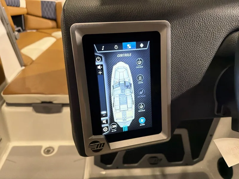 Slide: The Image of Malibu M220 2023 - 12