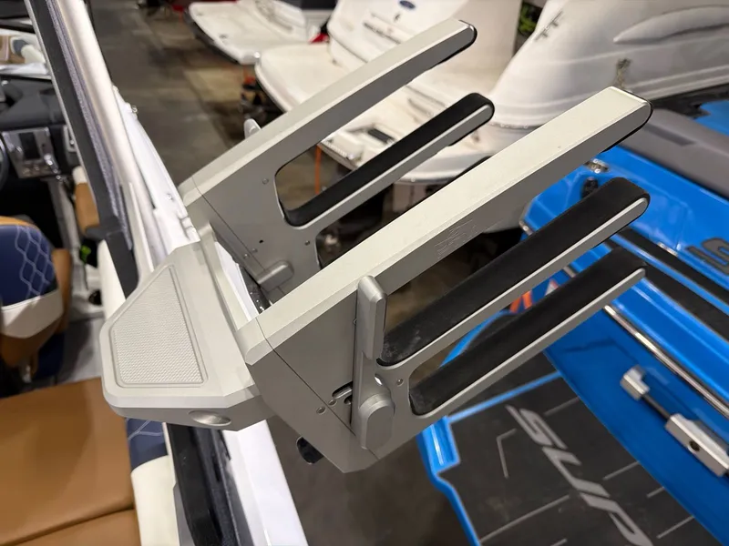 Slide: The Image of Malibu M220 2023 - 17