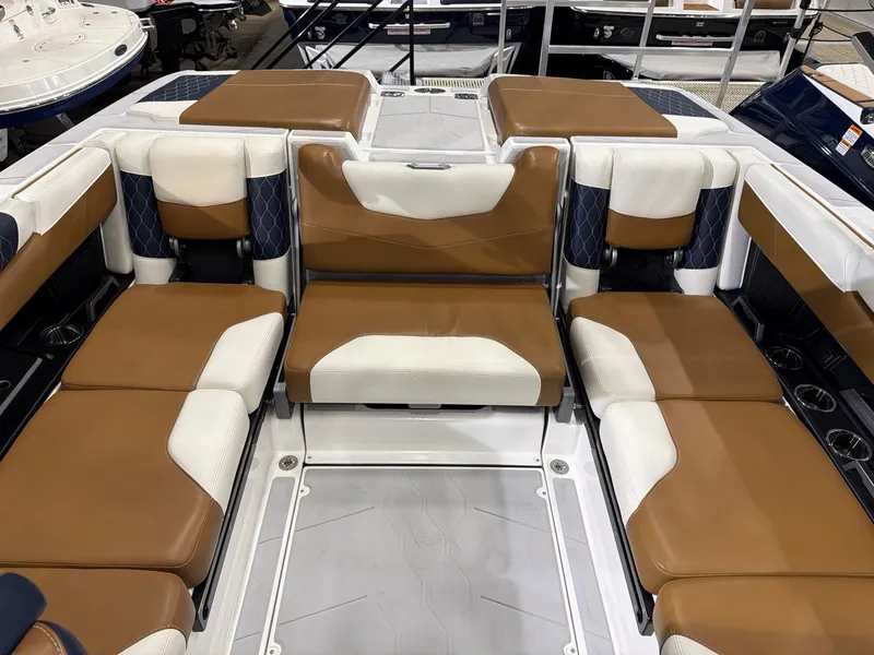 Slide: The Image of Malibu M220 2023 - 6