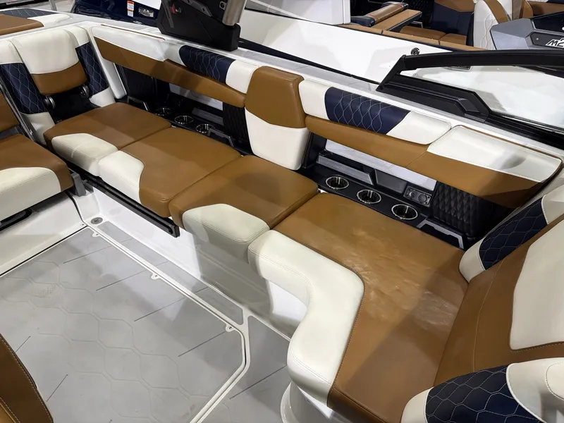 Slide: The Image of Malibu M220 2023 - 7