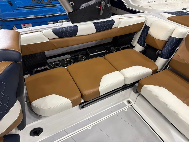 Slide: The Image of Malibu M220 2023 - 8