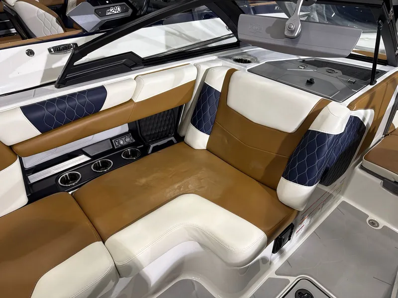 Slide: The Image of Malibu M220 2023 - 9