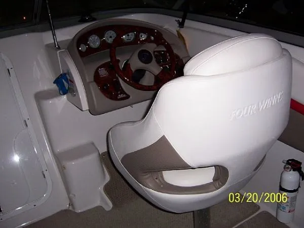 Slide: The Image of Four Winns 245 Sundowner 2004 - 7