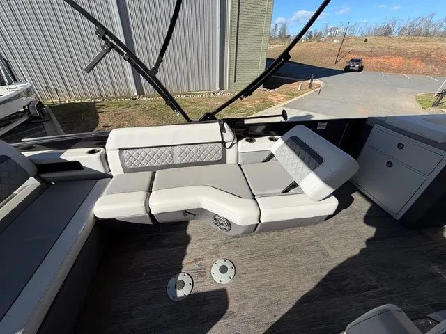 Slide: The Image of Godfrey Aqua Patio 255 SFL - Yamaha 425 XTO 2025 - 14