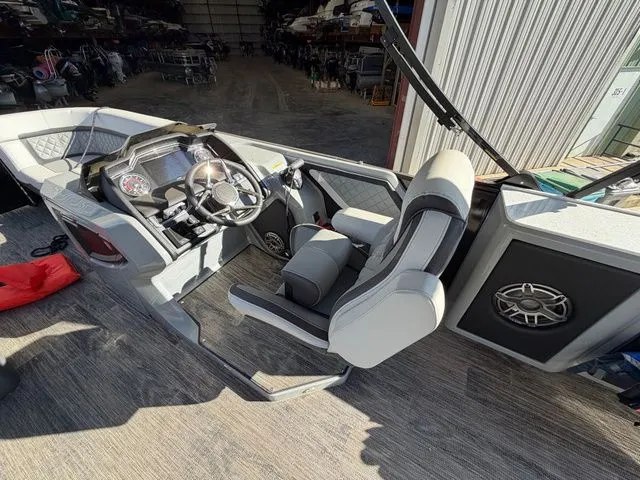 Slide: The Image of Godfrey Aqua Patio 255 SFL - Yamaha 425 XTO 2025 - 7