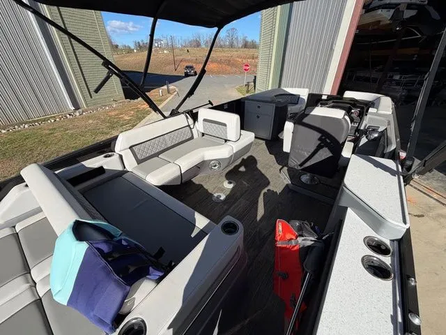 Slide: The Image of Godfrey Aqua Patio 255 SFL - Yamaha 450 XTO 2025 - 6