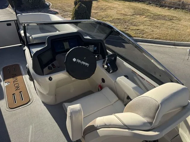 Slide: The Image of Avalon Excalibur LTD 2585 Twin SS 2026 - 10