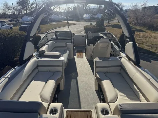 Slide: The Image of Avalon Excalibur LTD 2585 Twin SS 2026 - 13