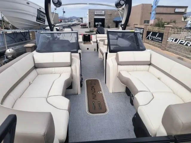 Slide: The Image of Avalon Excalibur LTD 2585 Twin SS 2026 - 26