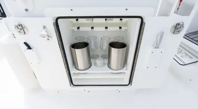 Slide: The Image of Sea Hunt Ultra 265 SE 2026 - 8