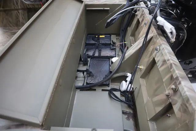 Slide: The Image of Lowe Roughneck 1660 Value Console Jet 2026 - 5