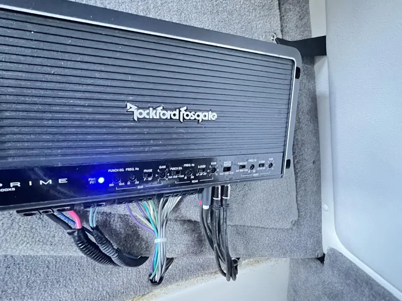 Slide: The Image of Sea Ray SLX 250 2017 - 16