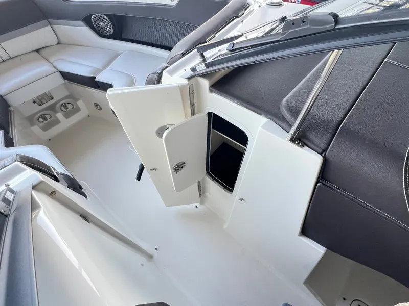 Slide: The Image of Sea Ray SLX 250 2017 - 17