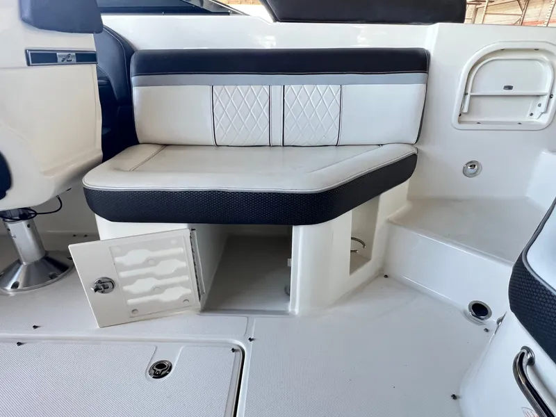 Slide: The Image of Sea Ray SLX 250 2017 - 18