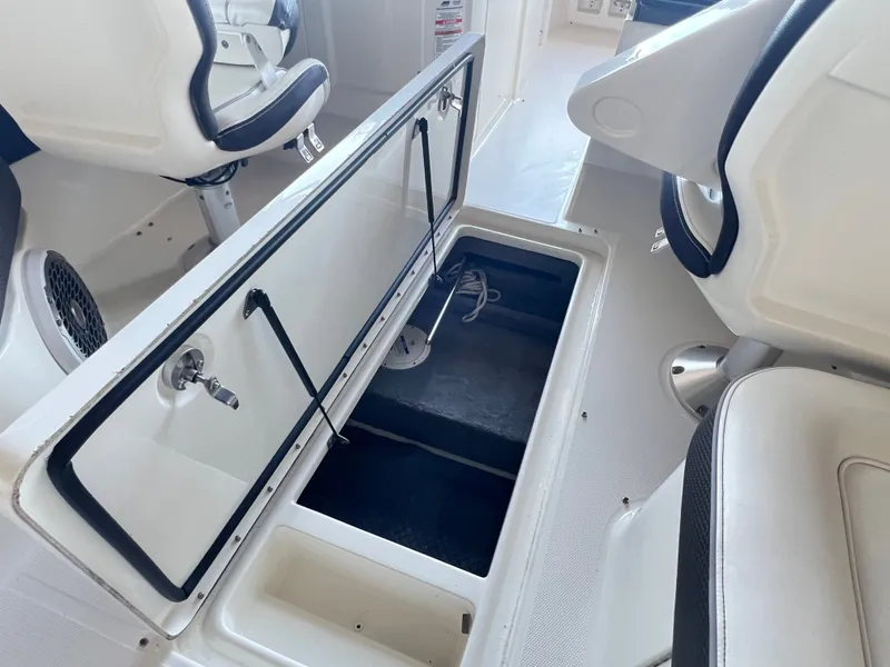 Slide: The Image of Sea Ray SLX 250 2017 - 19