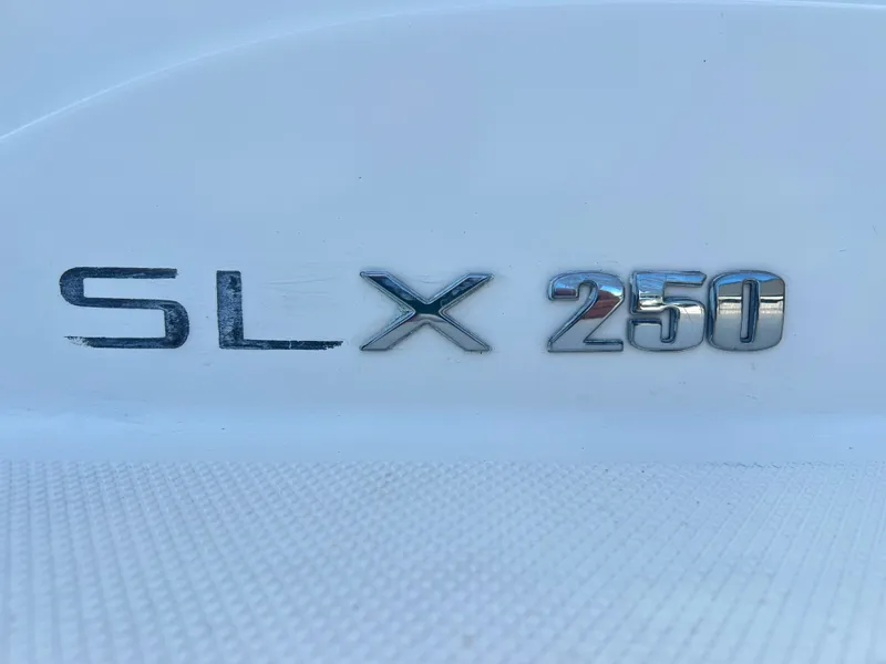 Slide: The Image of Sea Ray SLX 250 2017 - 4