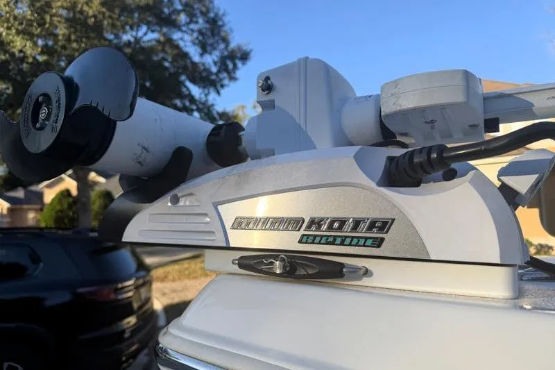 Slide: The Image of Minn Kota Riptide motor on 2019 Bulls Bay 2000 boat, close-up view. - 6