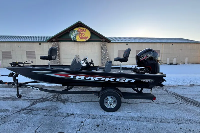 Slide: The Image of Tracker Pro Team 190 2026 - 48