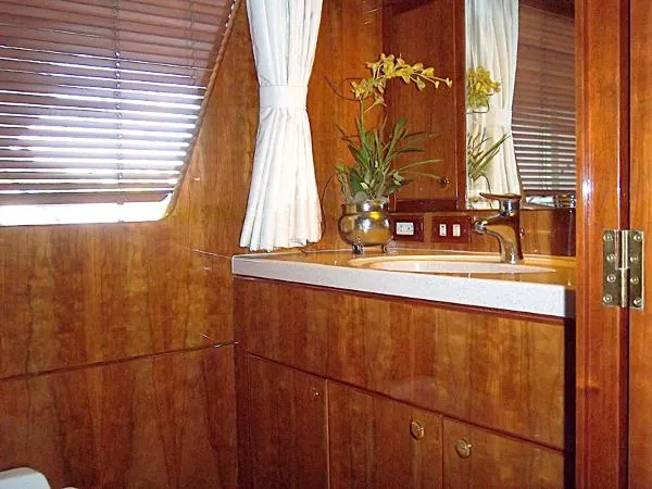 Slide: The Image of Jefferson 57 Pilothouse Wide Body 2005 - 9