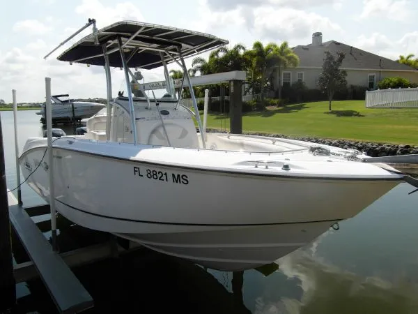 Slide: The Image of Boston Whaler 240 Outrage 2004 - 0