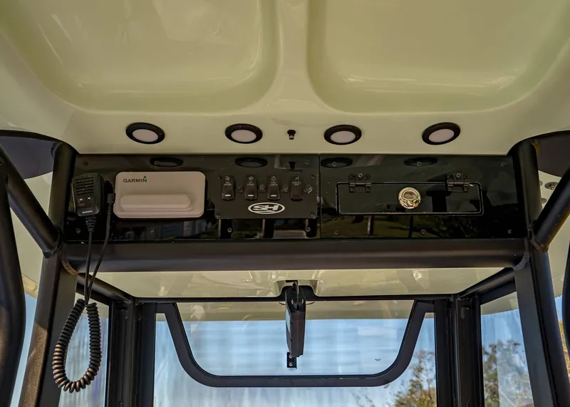 Slide: The Image of Sea Hunt Ultra 235 SE 2026 - 13