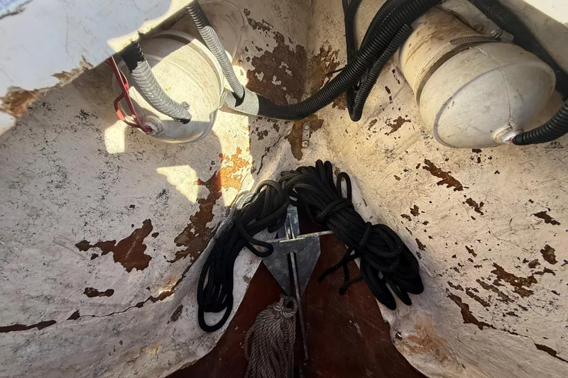 Slide: The Image of 2003 Glasstream 273 SCX boat interior with anchor and ropes, showing wear and wiring. - 114