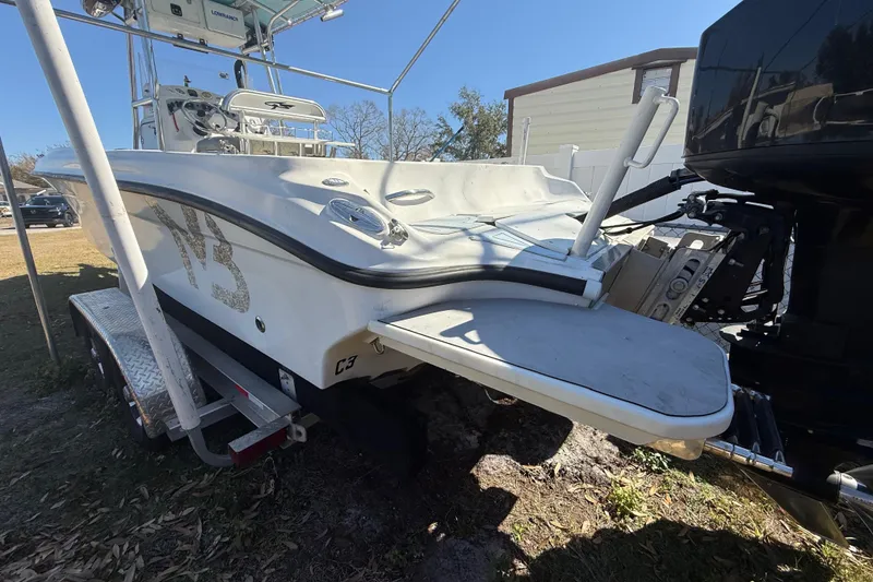 Slide: The Image of 2003 Glasstream 273 SCX boat on trailer, rear view with outboard motor. - 40
