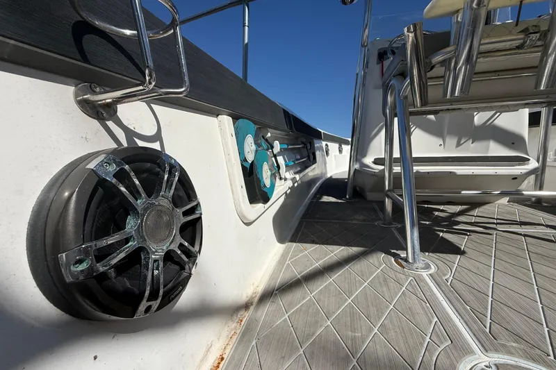 Slide: The Image of 2003 Glasstream 273 SCX boat interior with speaker and stainless steel fittings. - 68