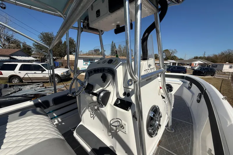 Slide: The Image of 2003 Glasstream 273 SCX boat interior with steering console and seating. - 92