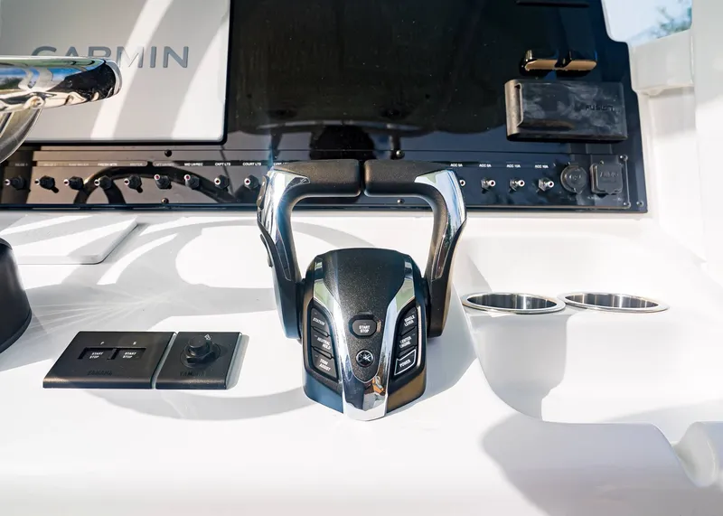 Slide: The Image of Sea Hunt Ultra 265 SE 2026 - 18