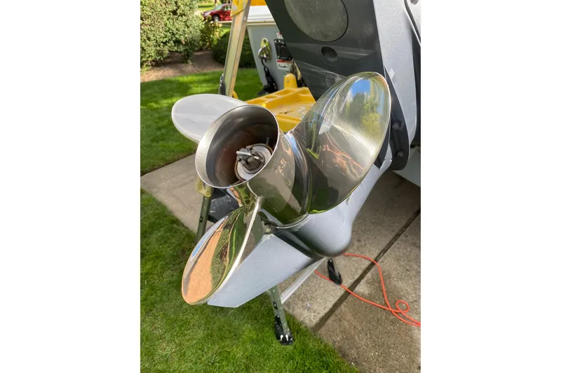 Slide: The Image of Stainless steel propeller of 2021 Sea Hunt Ultra 255 SE boat on display. - 25