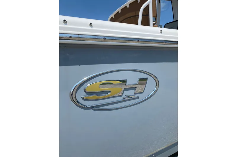Slide: The Image of 2021 Sea Hunt Ultra 255 SE boat logo on side panel. - 7