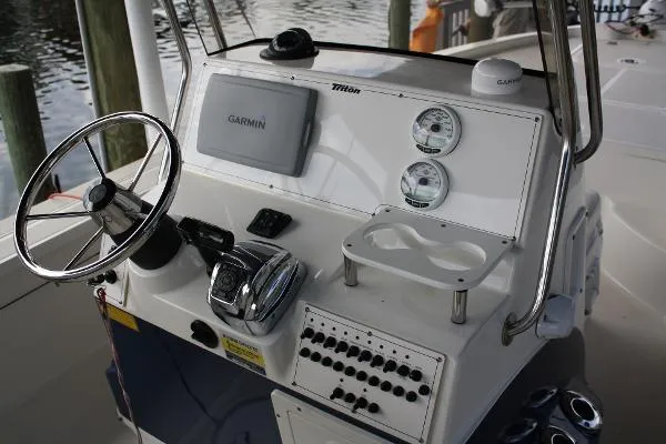 Slide: The Image of Triton 220 LTS 2007 - 8