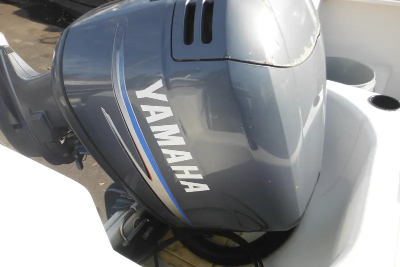 Slide: The Image of Yamaha outboard motor on 1998 Pro-Line 201 Walkaround boat. - 39