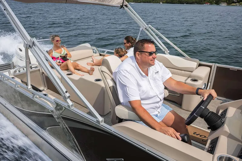 The Image of 2024 Avalon LSZ 2585 VRL pontoon boat with passengers enjoying a sunny day on the water. - 0