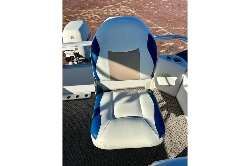 Slide: The Image of 2004 Crest 2200 Family DL boat seat with blue and white upholstery. - 27