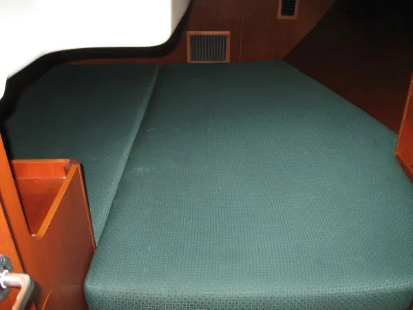 Slide: The Image of Beneteau 411 2001 - 9