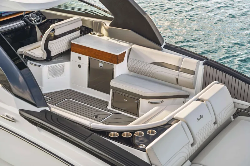 Slide: The Image of Sea Ray 360SXO 2026 - 14