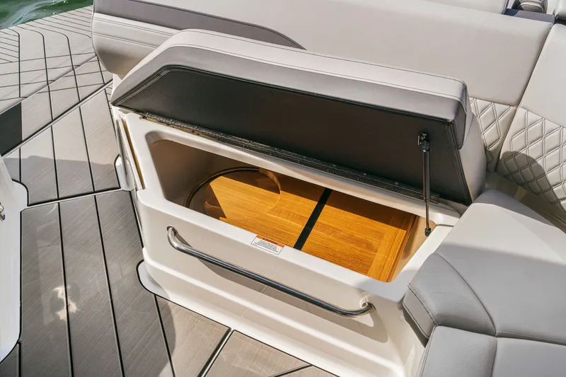 Slide: The Image of Sea Ray 360SXO 2026 - 15