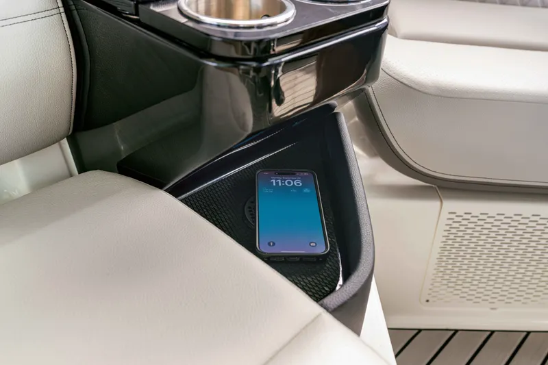 Slide: The Image of Sea Ray 360SXO 2026 - 18