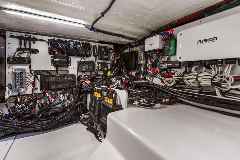 Slide: The Image of Sea Ray 360SXO 2026 - 32