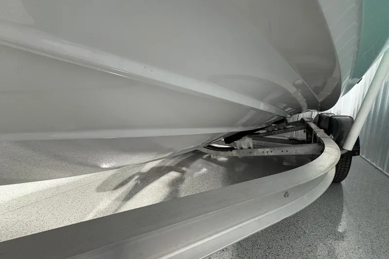 Slide: The Image of 2023 Yamaha Boats 222 FSH Sport on trailer in indoor storage. - 17