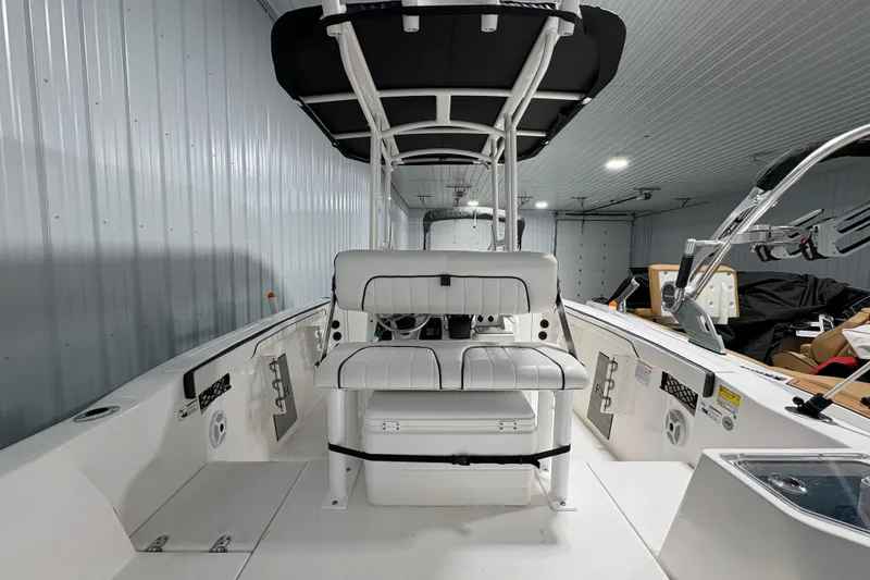 Slide: The Image of Compass and display panel on 2023 Yamaha Boats 222 FSH Sport dashboard. - 60