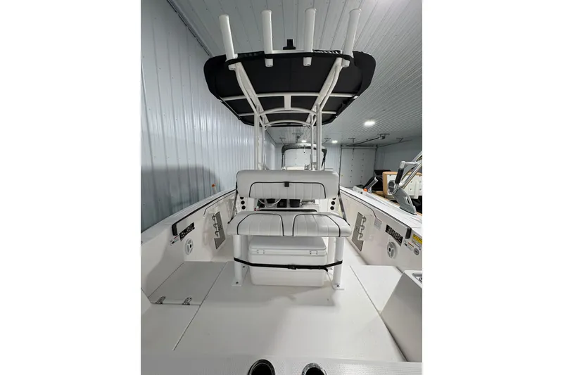 Slide: The Image of Wireless charging pad on 2023 Yamaha Boats 222 FSH Sport. - 61