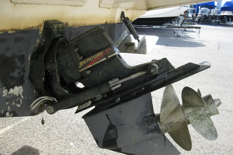 Slide: The Image of 2002 Sea Ray Sundancer 280 boat stern view with propeller and swim platform. - 10