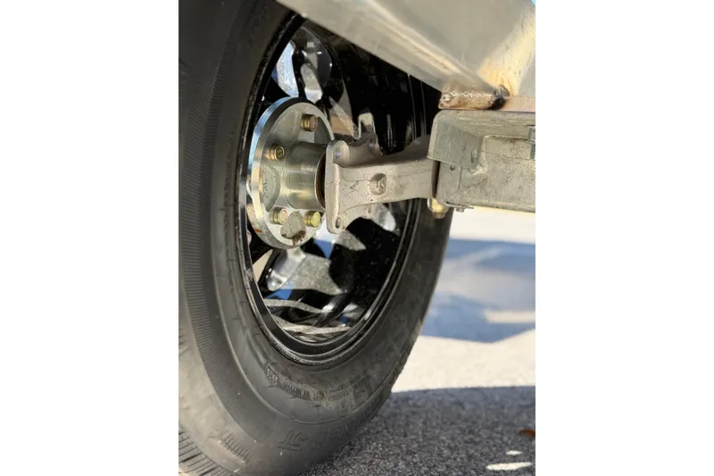 Slide: The Image of Close-up of Avid 16 Commander 2026 wheel and suspension system. - 18