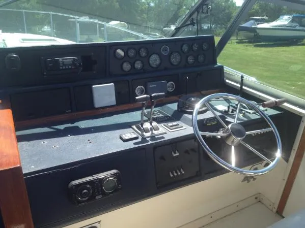 Slide: The Image of Sea Ray 390 Express Cruiser 1990 - 10