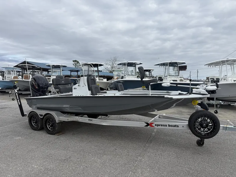 The Image of Xpress Xclusive R Series XR 21 BAY WITH FORWARD SEATING 2026 - 1