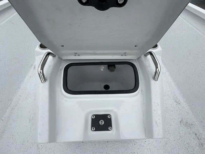 Slide: The Image of Xpress Xclusive R Series XR 21 BAY WITH FORWARD SEATING 2026 - 6